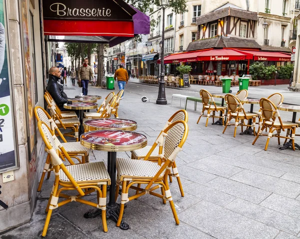 Paris França Outubro 2018 Rua Típica Parisiense Pela Manhã Mesas — Fotografia de Stock