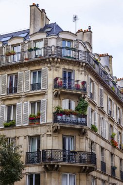 Paris, Fransa, üzerinde 26 Ekim 2018. Tarihi bina cephe tipik mimari detaylar. 