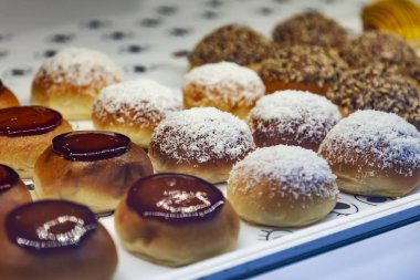 Bir gösteri pencere Shop üzerinde çeşitli lezzetli rulo