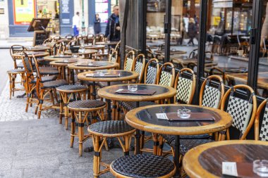 Paris, Fransa, üzerinde 26 Ekim 2018. Sabahları tipik Paris Caddesi. Kafe kaldırımda açık havada tabloları. 