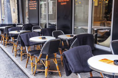 Paris, Fransa, üzerinde 26 Ekim 2018. Sabahları tipik Paris Caddesi. Kafe kaldırımda açık havada tabloları. 