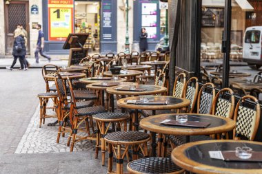 Paris, Fransa, üzerinde 26 Ekim 2018. Sabahları tipik Paris Caddesi. Kafe kaldırımda açık havada tabloları. 