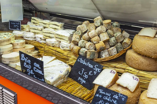 Paris Frankreich Oktober 2018 Verschiedene Käsesorten Werden Einem Schaufenster Präsentiert — Stockfoto