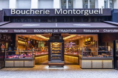 Paris, Fransa, üzerinde 26 Ekim 2018. Et ve et lezzetleri ticaret geleneksel dükkanı bir cephe. Sokakta güzel bir gösteri pencere