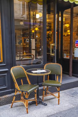 Paris, Fransa, üzerinde 26 Ekim 2018. Sabahları tipik Paris Caddesi. Kafe kaldırımda açık havada tabloları. 