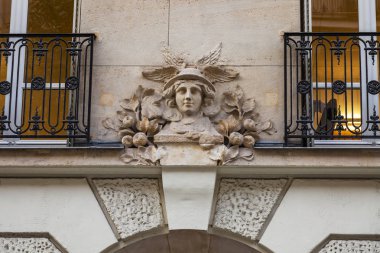 Paris, Fransa, üzerinde 26 Ekim 2018. Tarihi bina cephe tipik mimari detaylar. 