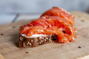 Lezzetli füme somon sandviç mutfak masasında