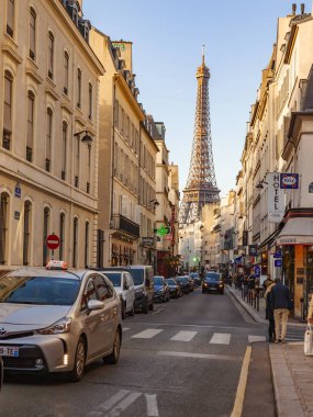 Paris, Fransa, üzerinde 26 Ekim 2018. Güzel bir şehir çevresinde tarihi sokak inşa. Eyfel Kulesi'ne mesafe.