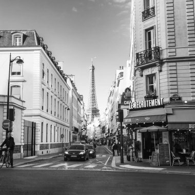 Paris, Fransa, üzerinde 26 Ekim 2018. Güzel bir şehir çevresinde tarihi sokak inşa. Eyfel Kulesi'ne mesafe.