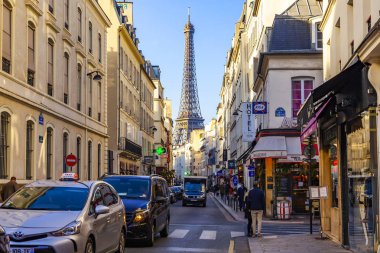 Paris, Fransa, üzerinde 26 Ekim 2018. Güzel bir şehir çevresinde tarihi sokak inşa. Eyfel Kulesi'ne mesafe.
