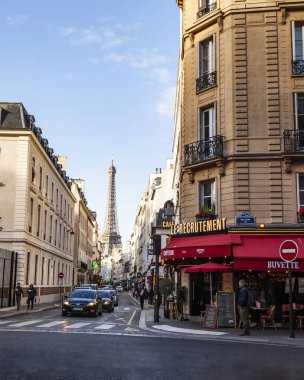 Paris, Fransa, üzerinde 26 Ekim 2018. Güzel bir şehir çevresinde tarihi sokak inşa. Eyfel Kulesi'ne mesafe.