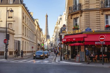 Paris, Fransa, üzerinde 26 Ekim 2018. Güzel bir şehir çevresinde tarihi sokak inşa. Eyfel Kulesi'ne mesafe.
