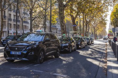 Tarih 29 Ekim 2018, Paris, Fransa. Şehrin sokak taksi otomobili