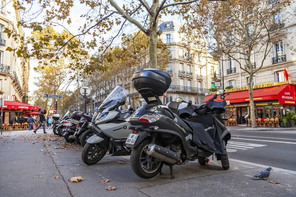 Париж Франция Октября 2018 Типичная Парижская Улица Утром Мотоциклы Припаркованы — стоковое фото