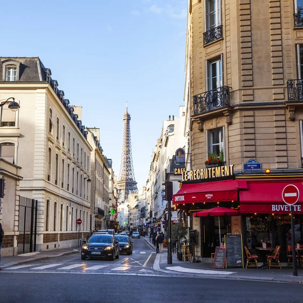 Paris, Fransa, üzerinde 26 Ekim 2018. Güzel bir şehir çevresinde tarihi sokak inşa. Eyfel Kulesi'ne mesafe.