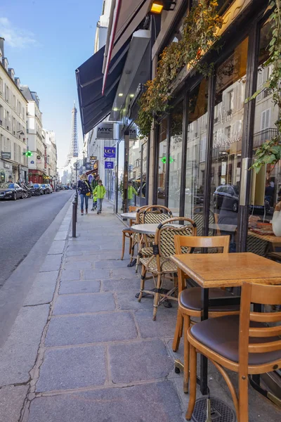 2018年10月26日 法国巴黎 历史建筑周围美丽的城市街道 人行道上的传统咖啡馆桌子 埃菲尔铁塔在远处 — 图库照片