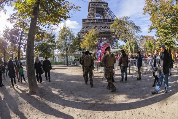 París Francia Octubre 2018 Gente Camina Parte Inferior Torre Eiffel — Foto de Stock