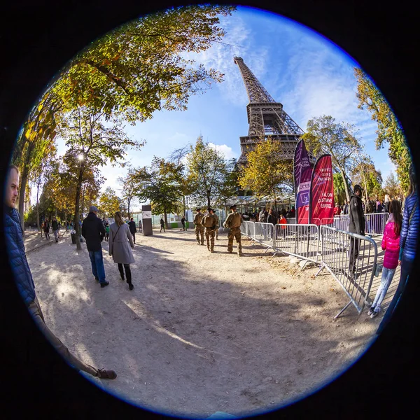 Paris França Outubro 2018 Pessoas Caminham Fundo Torre Eiffel Tour — Fotografia de Stock