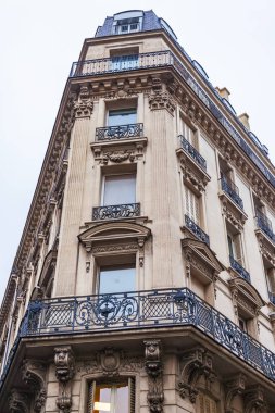 Paris, Fransa, üzerinde 26 Ekim 2018. Tarihi bina cephe tipik mimari detaylar. 