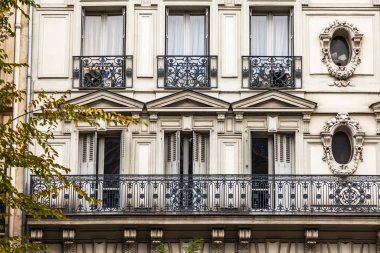 Paris, Fransa, üzerinde 26 Ekim 2018. Tarihi bina cephe tipik mimari detaylar. 