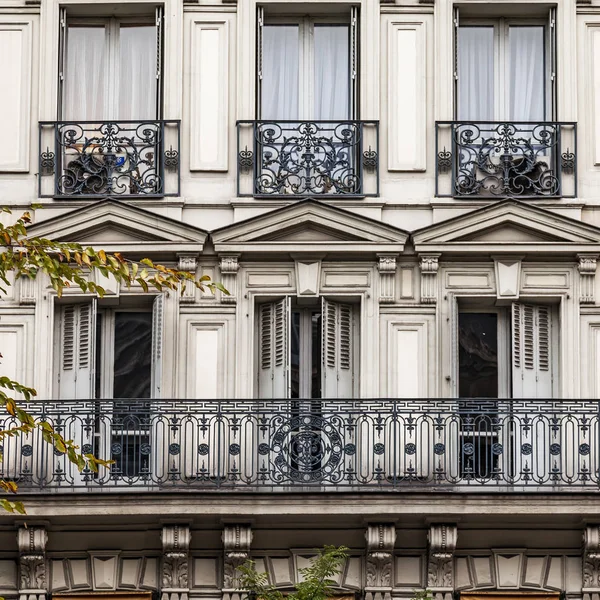 Paris França Outubro 2018 Detalhes Arquitetônicos Típicos Fachadas Edifício Histórico — Fotografia de Stock