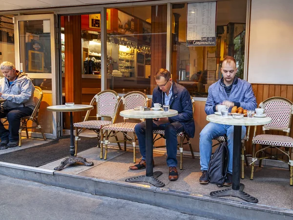 2018年10月26日 法国巴黎 早上典型的巴黎街道 人们在空旷的天空下在咖啡馆里吃饭和休息 — 图库照片
