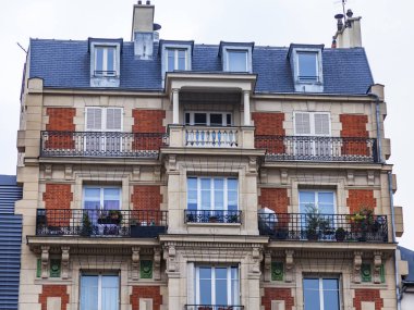Paris, Fransa, üzerinde 26 Ekim 2018. Tarihi bina cephe tipik mimari detaylar. 