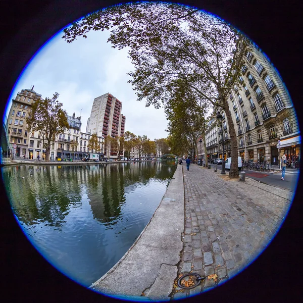 フランス 2018 都市眺め秋曇りの朝 マルタン運河の運河の堤防 魚眼レンズ ビュー — ストック写真