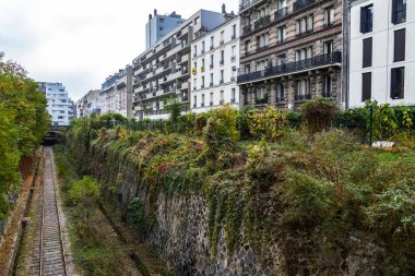 Paris, Fransa, üzerinde 26 Ekim 2018. Terk edilmiş yüzük demiryolu (fr. la ceinture petite sitesi) 