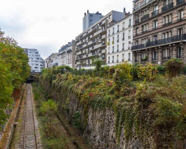 Paris, Fransa, üzerinde 26 Ekim 2018. Terk edilmiş yüzük demiryolu (fr. la ceinture petite sitesi) 