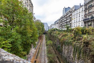 Paris, Fransa, üzerinde 26 Ekim 2018. Terk edilmiş yüzük demiryolu (fr. la ceinture petite sitesi) 