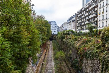 Paris, Fransa, üzerinde 26 Ekim 2018. Terk edilmiş yüzük demiryolu (fr. la ceinture petite sitesi) 
