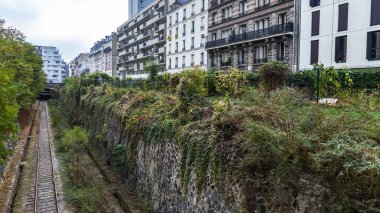 Paris, Fransa, üzerinde 26 Ekim 2018. Terk edilmiş yüzük demiryolu (fr. la ceinture petite sitesi) 