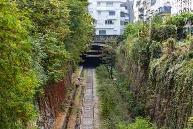 Paris, Fransa, üzerinde 26 Ekim 2018. Terk edilmiş yüzük demiryolu (fr. la ceinture petite sitesi) 