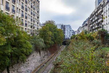 Paris, Fransa, üzerinde 26 Ekim 2018. Terk edilmiş yüzük demiryolu (fr. la ceinture petite sitesi) 