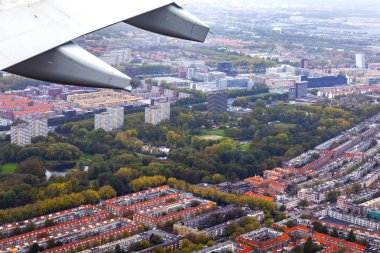 Amsterdam, Hollanda, üzerinde 23 Ekim 2018. Amsterdam Schiphol Uluslararası Havaalanı'nda topraklarda geliyor uçak penceresinden banliyölerinde bir görünümünü