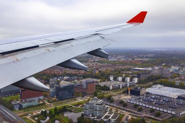 Amsterdam, Hollanda, üzerinde 23 Ekim 2018. Amsterdam Schiphol Uluslararası Havaalanı'nda topraklarda geliyor uçak penceresinden banliyölerinde bir görünümünü