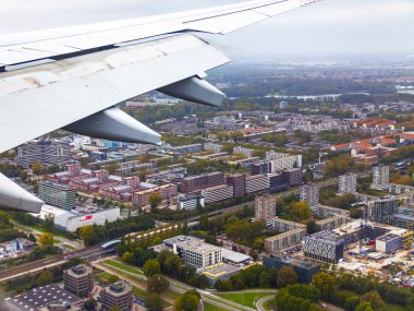 Amsterdam, Hollanda, üzerinde 23 Ekim 2018. Amsterdam Schiphol Uluslararası Havaalanı'nda topraklarda geliyor uçak penceresinden banliyölerinde bir görünümünü