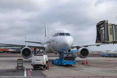 Amsterdam, Hollanda, üzerinde 23 Ekim 2018. Uçağın ön kontrol Servisi uluslararası havaalanında Schiphol geçer