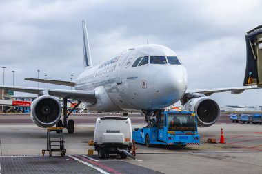 Amsterdam, Hollanda, üzerinde 23 Ekim 2018. Uçağın ön kontrol Servisi uluslararası havaalanında Schiphol geçer