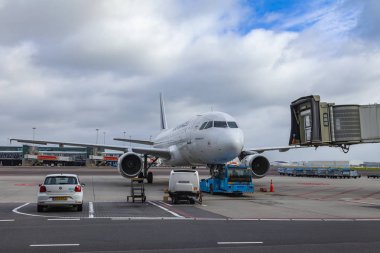 Amsterdam, Hollanda, üzerinde 23 Ekim 2018. Uçağın ön kontrol Servisi uluslararası havaalanında Schiphol geçer