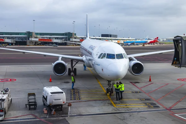 Amsterdam Netherlands October 2018 Plane Undergoes Preflight Service International Airport — Stock Photo, Image