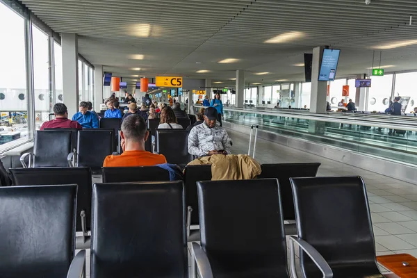 Amsterdam Hollanda Üzerinde Ekim 2018 Yolcular Uçuş Uluslararası Havaalanı Schiphol — Stok fotoğraf