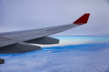 Uçuş, seyahat, turizm, turizm, uçak, savaş uçağı, Havaalanı, terminal, iniş, kalkış, hava, gökyüzü, yükseklik, yukarıdan, üstten görünüm, transport, yolcu, peyzaj, panorama, pitoresk, uçak, pencere, gökyüzü, bulut, mavi, beyaz, atmosfer