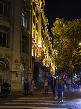 Paris, Fransa, üzerinde 26 Ekim 2018. Tipik şehrin tarihi akşam aydınlatma bina ile sokak