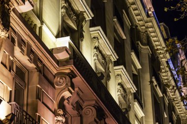Paris, Fransa, üzerinde 26 Ekim 2018. Akşam aydınlatma tarihi binanın cephe tipik mimari detaylar