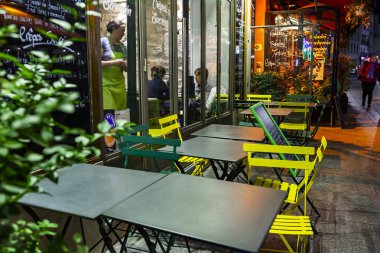 Paris, Fransa, üzerinde 26 Ekim 2018. Sabahları tipik Paris Caddesi. Açık havada akşam aydınlatmada kaldırımda kafede tabloları