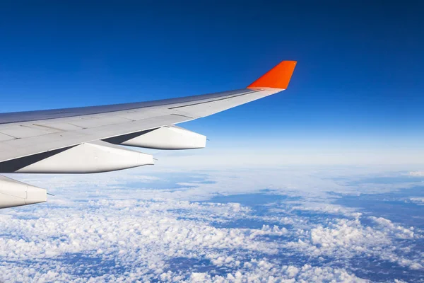 雲の上を飛ぶ飛行機の窓からの眺め — ストック写真