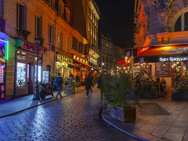 Париж Франция Октября 2018 Типичная Улица Историческим Зданием Вечернем Освещении — стоковое фото