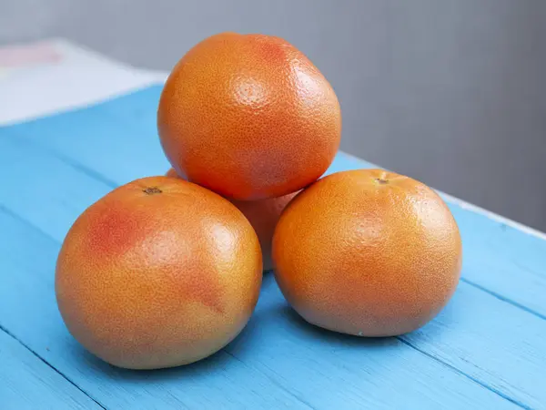 Zralé Čerstvé Grapefruity Zářivě Modrý Stůl — Stock fotografie